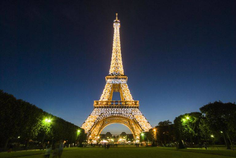 Eiffel Tower to go dark in solidarity with Aleppo