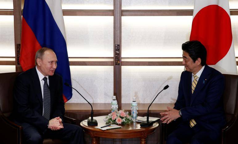 Abe, Putin head into 2nd day two of negotiations