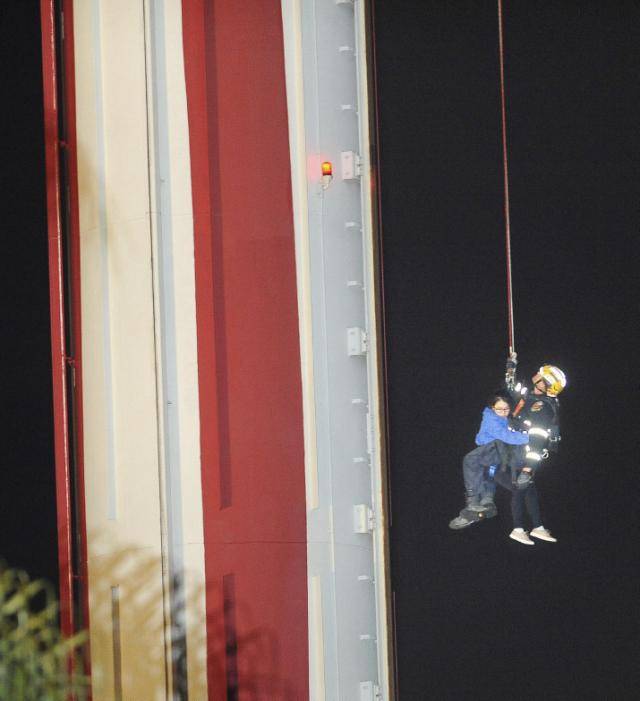 California ride stuck 100 feet high, 21 people rescued