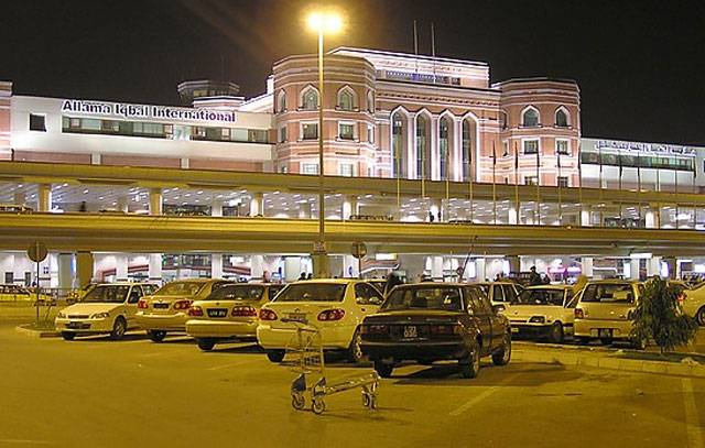 Custom officials beat up passenger at Lahore Airport