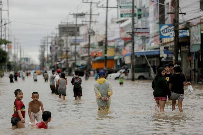 Thai floods kill 21 and hit rubber production