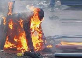Mob burns robber alive in Karachi