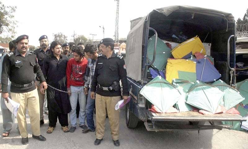 Lahore police crackdown against kite flyers,over 100 arrested