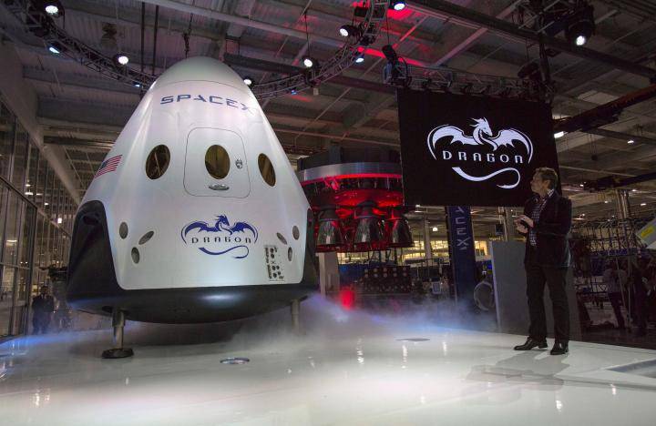 SpaceX to send first paying tourists around moon