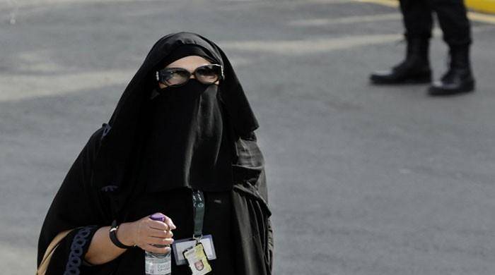 Saudi woman compelled to sell shawarma on beach
