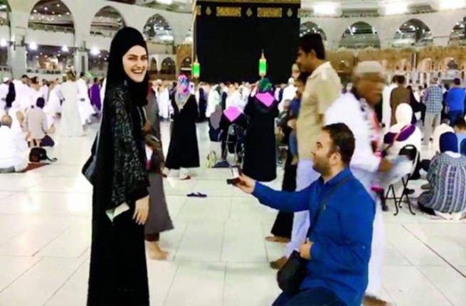 TV announcer proposed girl in front of Kaaba, faces anger 