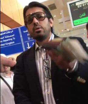 Video: Arsalan Iftikhar faces embarrassment for breaking queue