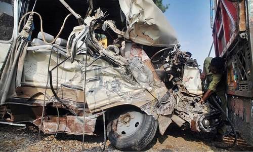 7 killed, 2 injured as pick-up collided with truck in Chagai