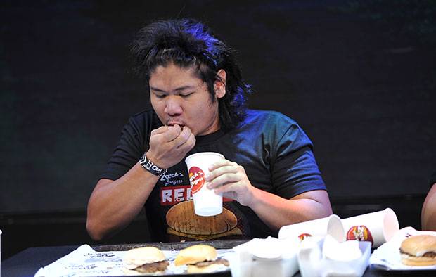 Filipino man sets world record for eating most burgers in 60 seconds