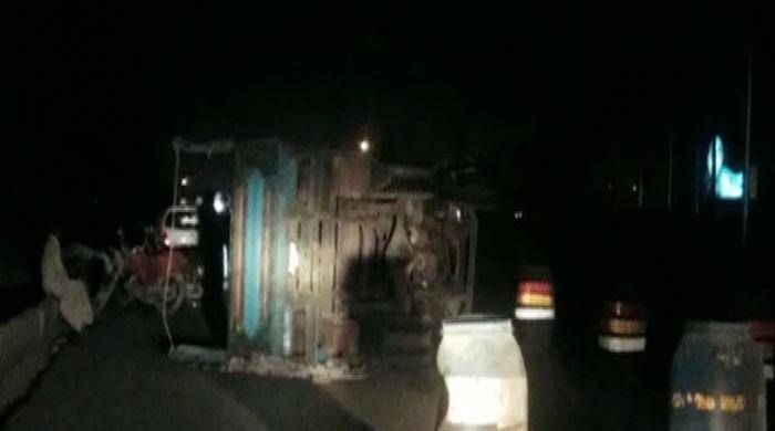 Karachi: three injured in truck-trailer collision