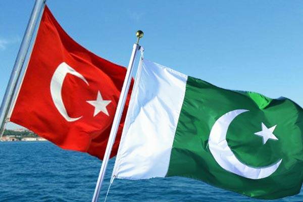 Pakistan signs warship, training plane deals with Turkey