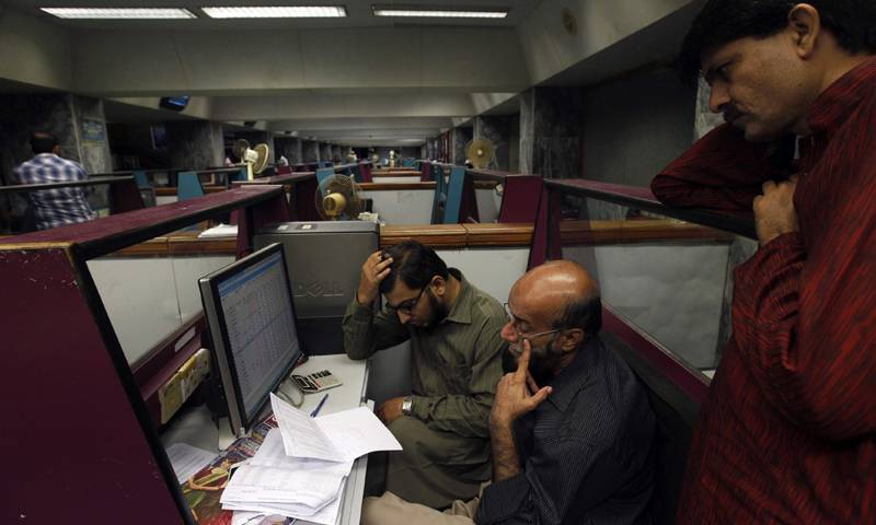 PSX starts week with negative trend, index sheds 497.97 points