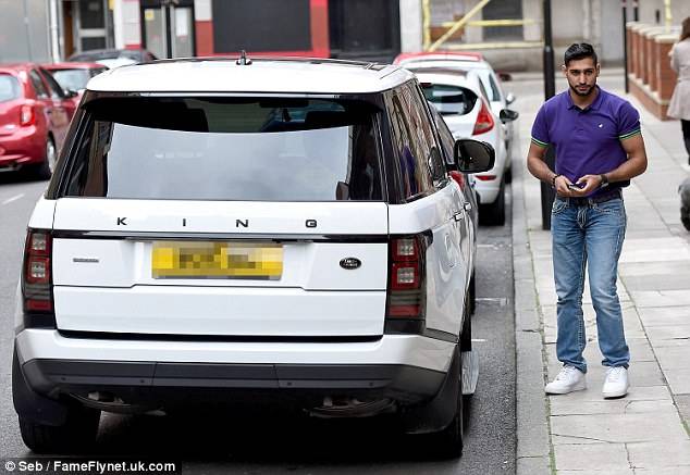 Pakistani born British boxer Amir Khan attacked by gang