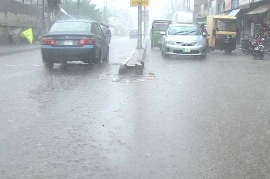 Heavy rain lashes Lahore, roads flooded