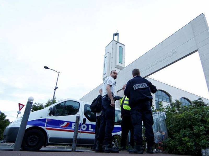 Man rams car into crowd of Muslim worshippers outside Paris mosque