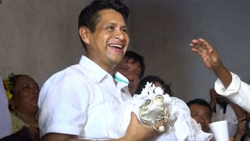 Mexican town mayor ‘marries’ crocodile