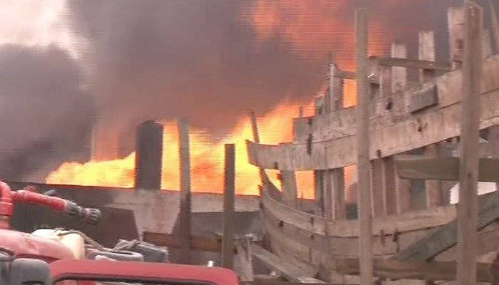 Karachi: Fire in cylinder shop intensifies