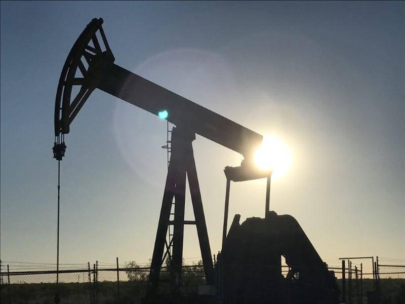 Oil prices decrease as rising output weighs, but still near 9-week highs