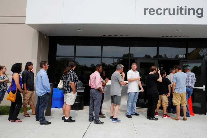 US jobless claims rise slightly