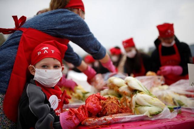 Mission intangible: 'Warm-hearted' Koreans serve up super-spicy kimchi for a cause