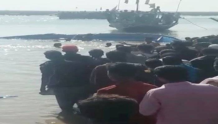 At least 17 dead as boat capsized near Thatta