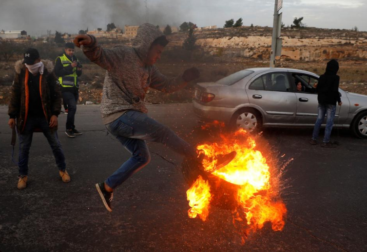 Palestinian stabs Israeli in Jerusalem; anti-Trump protest flares in Beirut