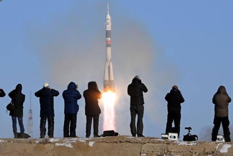 US, Russian, Japanese crew blasts off for space station