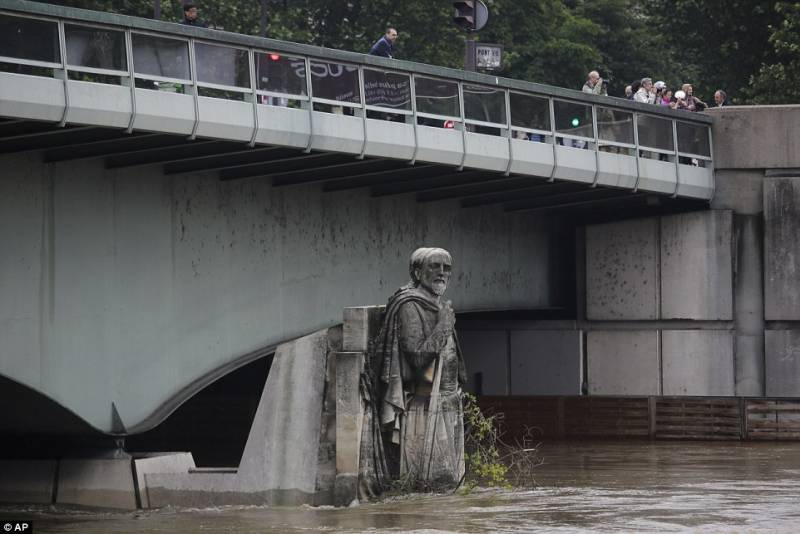 Paris may submerge on Saturday as River Seine continues to rise