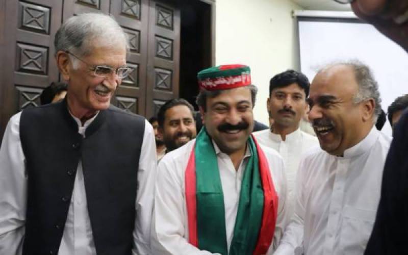 Peshawar: PMLN’s MPA Arbab Waseem Hayat joins PTI