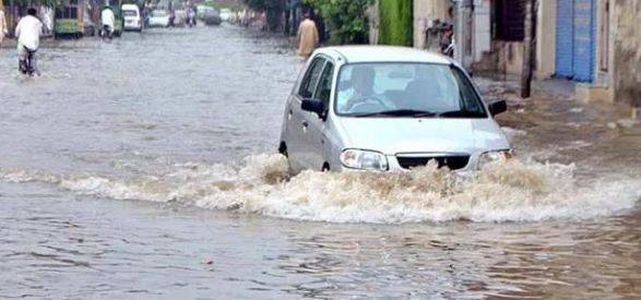 Roads inundated as heavy rain lashes Lahore