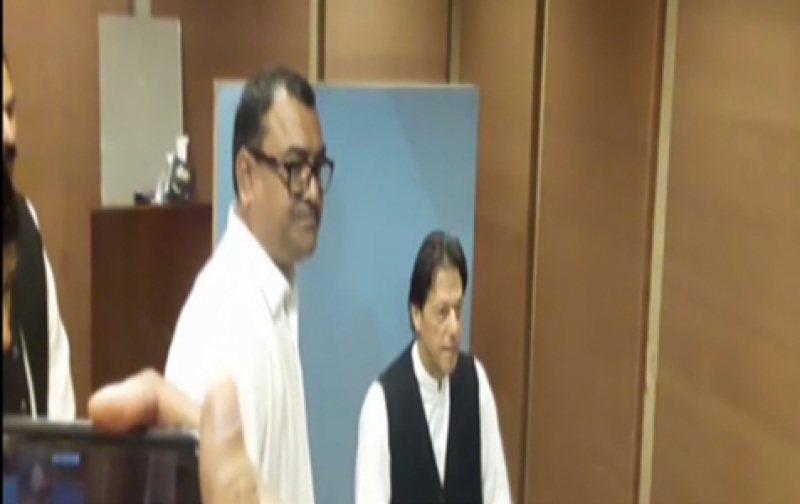 Watch: Imran Khan borrows waistcoat from NA employee for picture