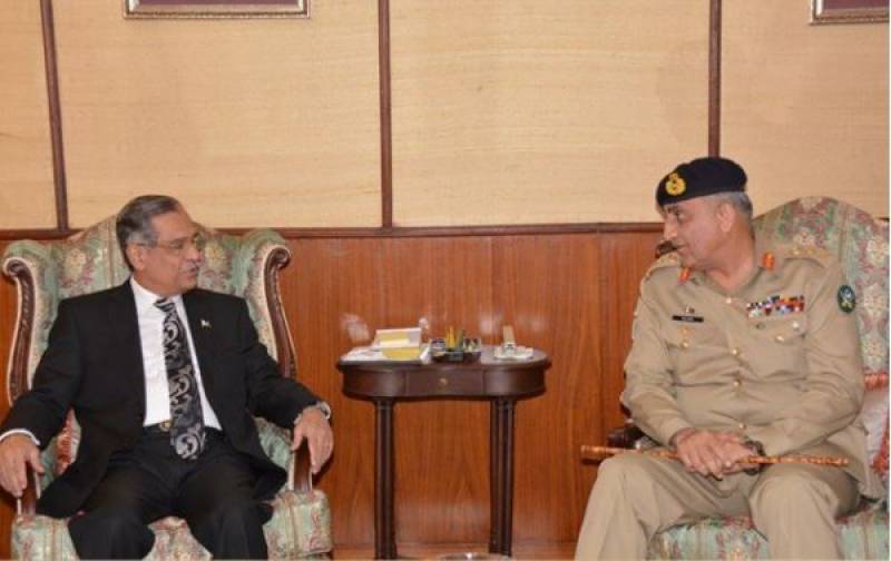 Army chief meets CJP, gives over Rs1b cheque for dams’ fund