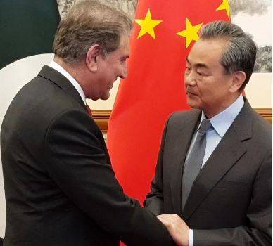 FM Qureshi meets Chinese counterpart in Beijing