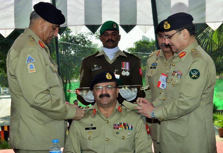 COAS Bajwa installs Lt Gen Bilal Akbar as Colonel Commandant of Mujahid Force
