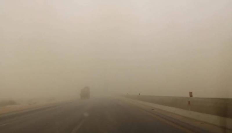 Dust storm leaves three dead, dozens injured in Karachi