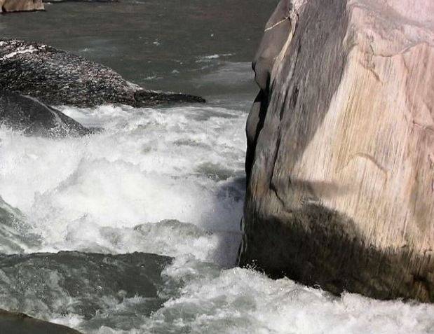 At least 5 women of a family drown in River Indus while washing clothes in Gilgit
