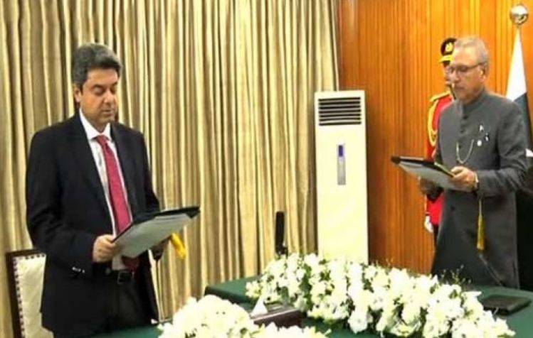 Farogh Naseem takes oath as federal minister 