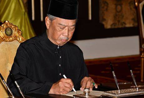 Malaysia’s new PM sworn in amid crisis, Mahathir fights on