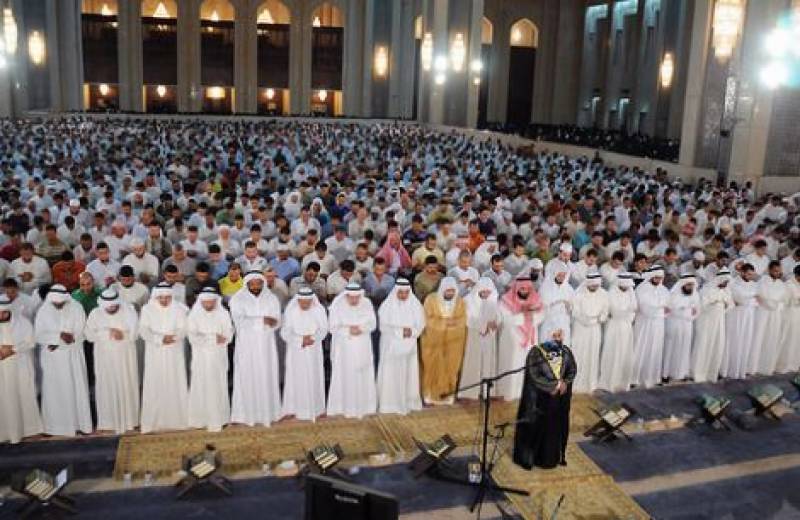 Saudi King Salman allows Taraweeh prayers in two holy mosques