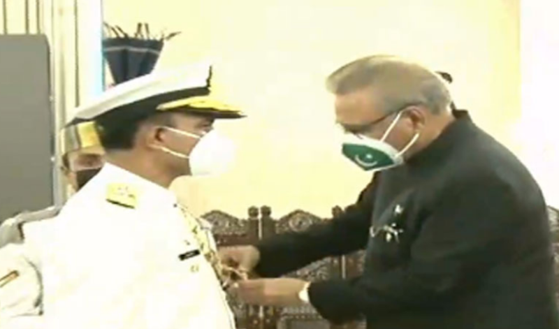 President Alvi confers Nishan-i-Imtiaz on Admiral Muhammad Amjad Khan Niazi