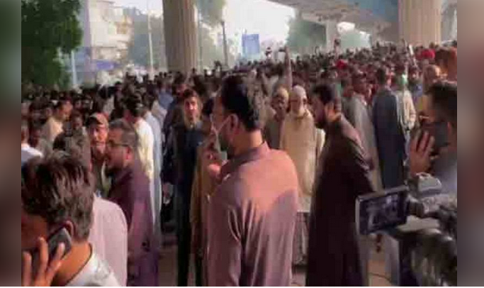 Karachi: Police baton-charge Nasla Tower residents protesting against demolition