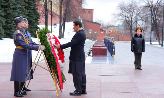 PM Imran lays floral wreath at Russia’s war memorial