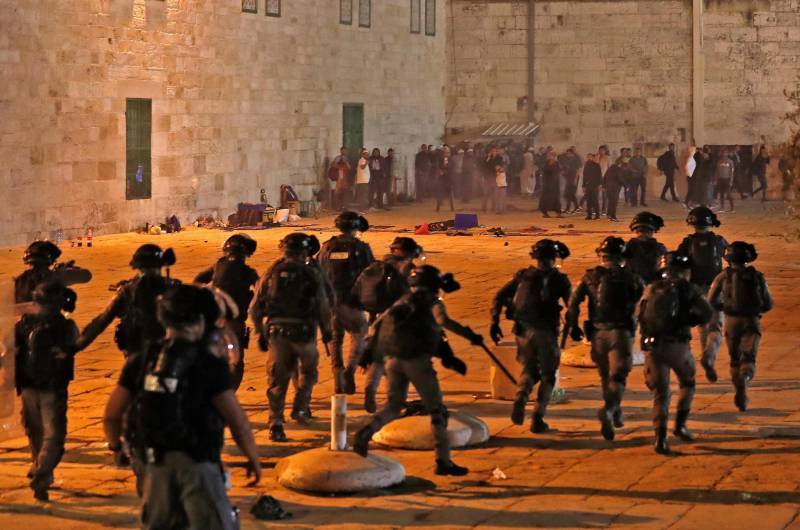 Clashes inside Al Aqsa compound leave 152 Palestinians injured
