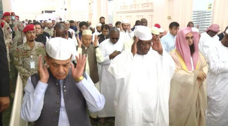 PM Shehbaz offers Friday prayers at Masjid-e-Nabvi (PBUH)