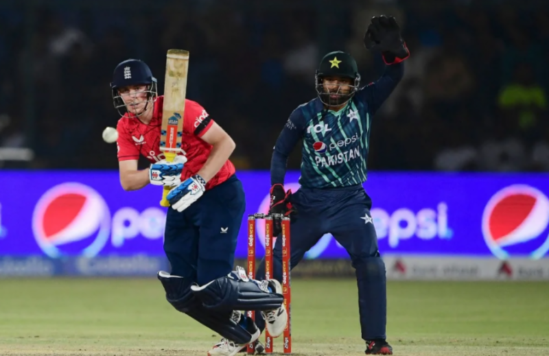First T20: England beat Pakistan by 6 wickets 