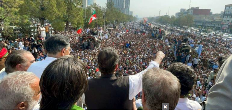 PTI resumes long march from Lahore's Shahdara