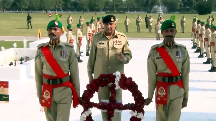 COAS Gen Bajwa pays farewell visit to Lahore Garrison