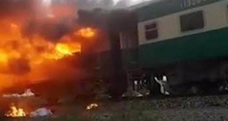 4 children among 7 killed as fire erupts in Karachi Express train near Khairpur