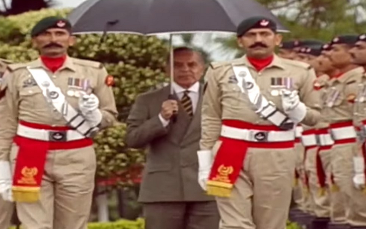 Outgoing premier Shehbaz Sharif receives guard of honuor 
