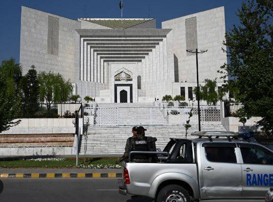 SC directs govt to ensure elections on Feb 8 as ECP submits polls date notification
